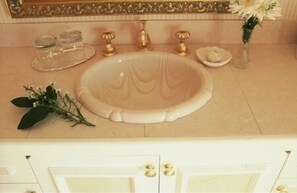 Bathroom sink
