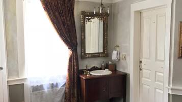 Đồ dùng nhà tắm miễn phí, máy sấy tóc, khăn tắm