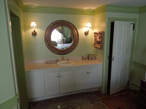 Artículos de tocador gratuitos, secador de pelo, toallas