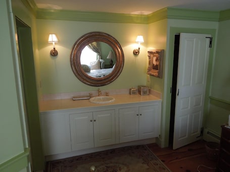Free toiletries, hair dryer, towels. Admiral Farragut Inn