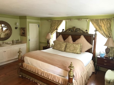 Frette Italian sheets, premium bedding, individually decorated. Admiral Farragut Inn