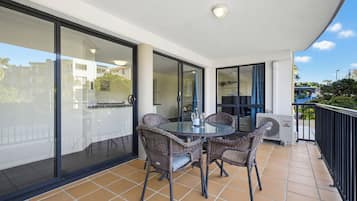 Large One Bedroom Apartment - Beachside | Terrace/patio