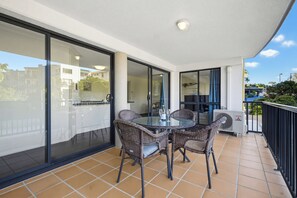 Large One Bedroom Apartment - Beachside | Terrasse/Patio