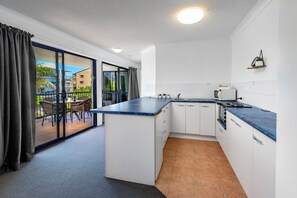 Private kitchen - Belaire Place Motel Apartments (Caloundra)