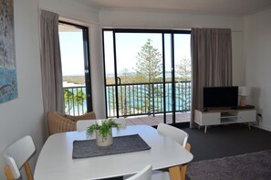 Top Floor One Bedroom Oceanview Apartment | 起居区