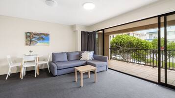 Large One Bedroom Apartment - Beachside Plus | Living area