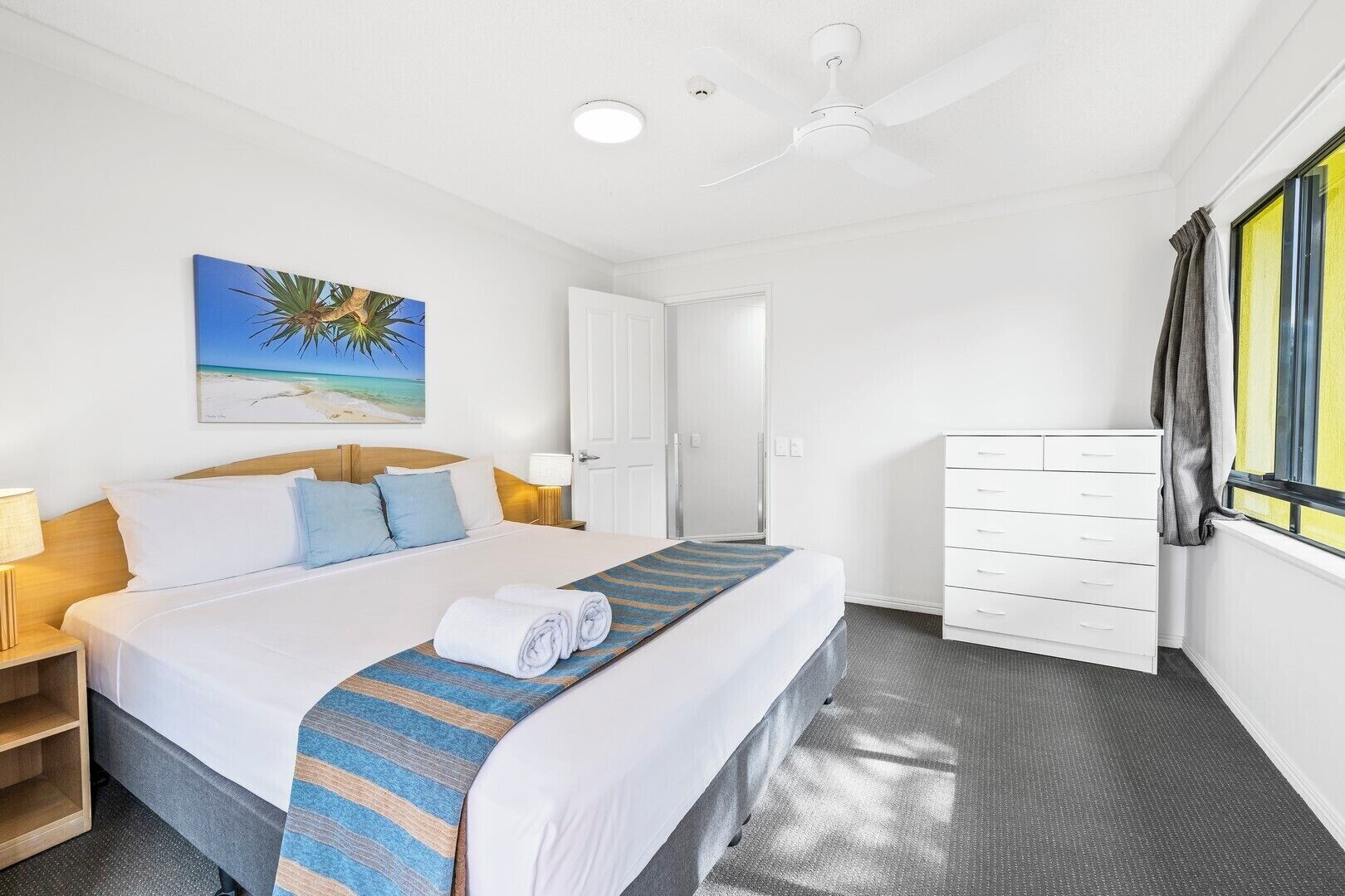 Large One Bedroom Apartment - Wheelchair Friendly | 1 dormitorio, tabla de planchar con plancha, wifi gratis y ropa de cama