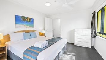 Large One Bedroom Apartment - Wheelchair Friendly | 1 dormitorio, tabla de planchar con plancha, wifi gratis y ropa de cama