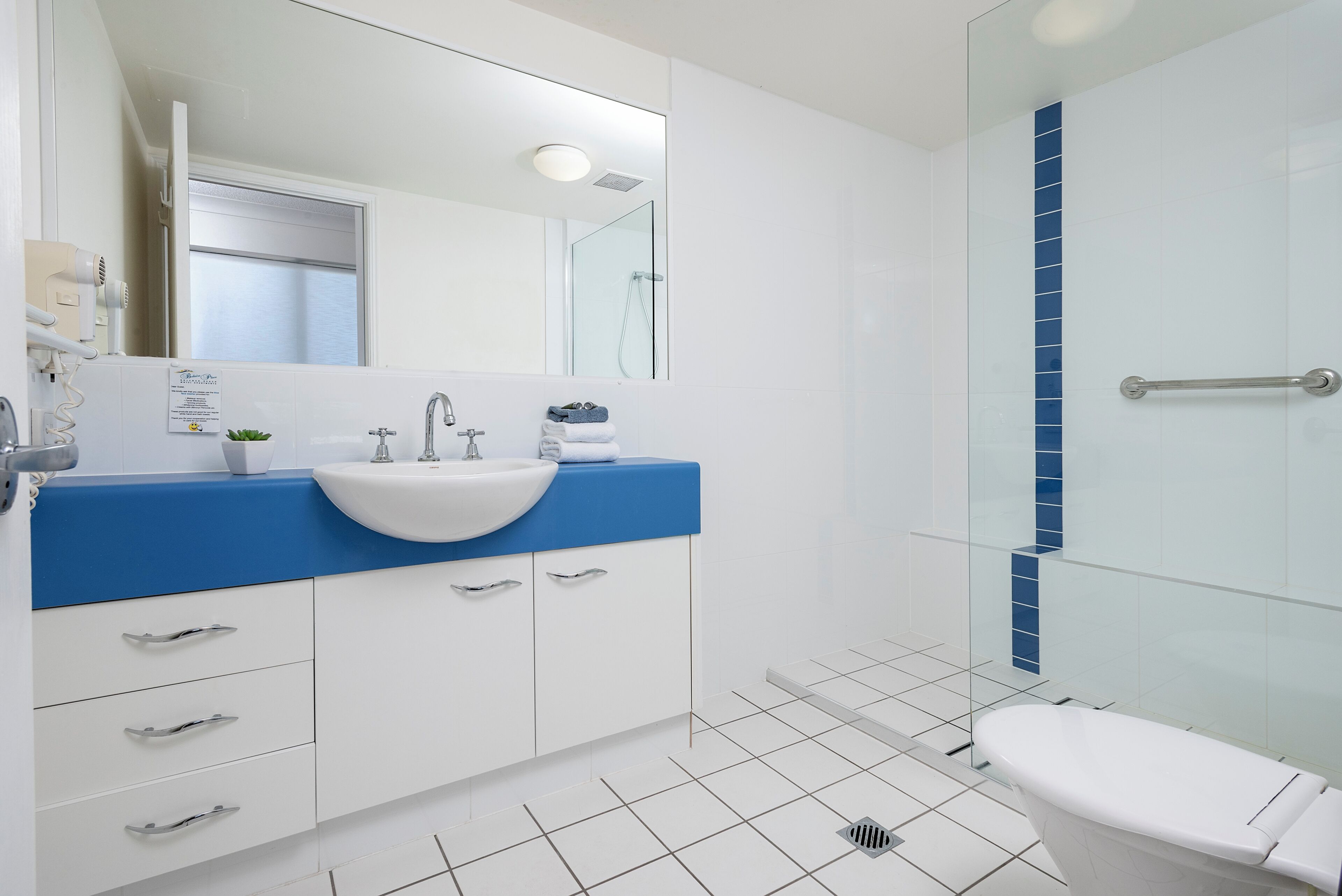 Top Floor One Bedroom Oceanview Apartment | Banheiro | Secador de cabelo, toalhas de banho