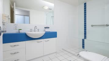 Top Floor One Bedroom Oceanview Apartment | Banheiro | Secador de cabelo, toalhas de banho