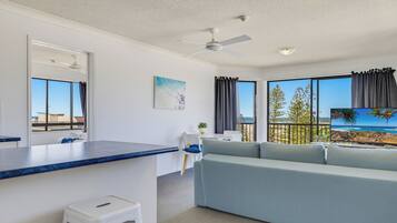 Top Floor One Bedroom Oceanview Apartment | Vardagsrum