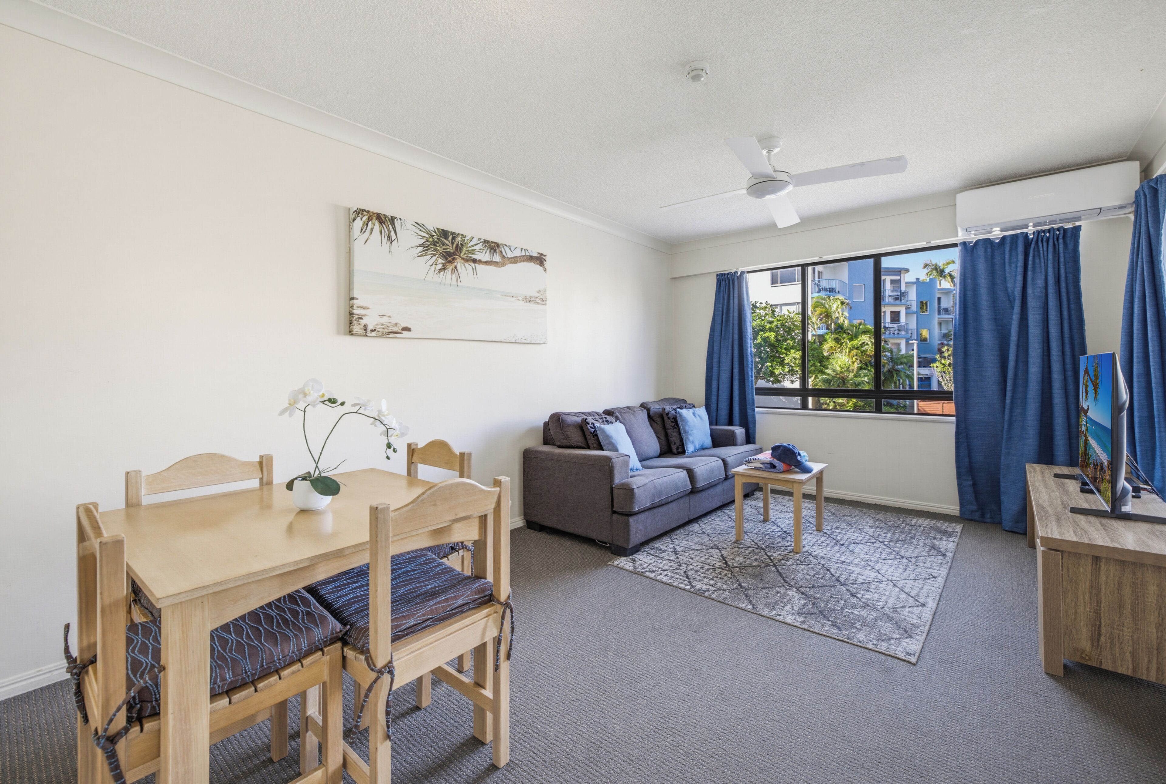 Large One Bedroom Apartment - Beachside | 起居区