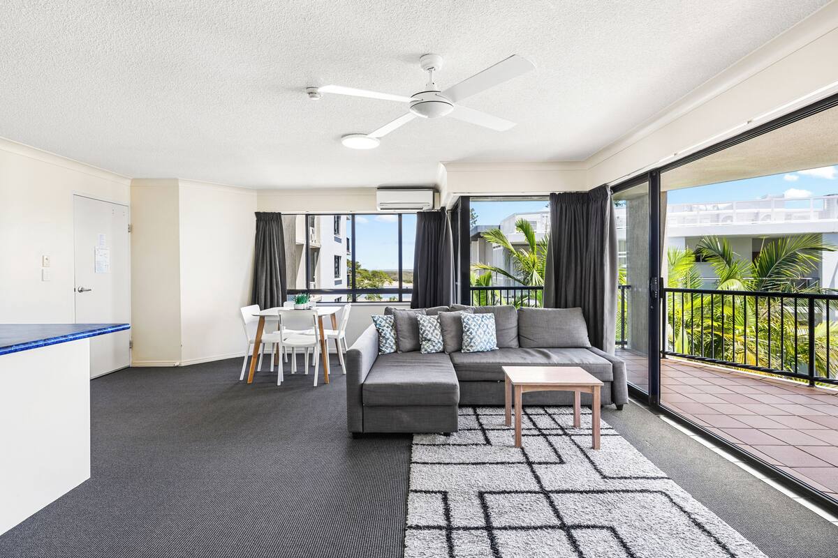 Large One Bedroom Apartment - Partial Views | Coin séjour