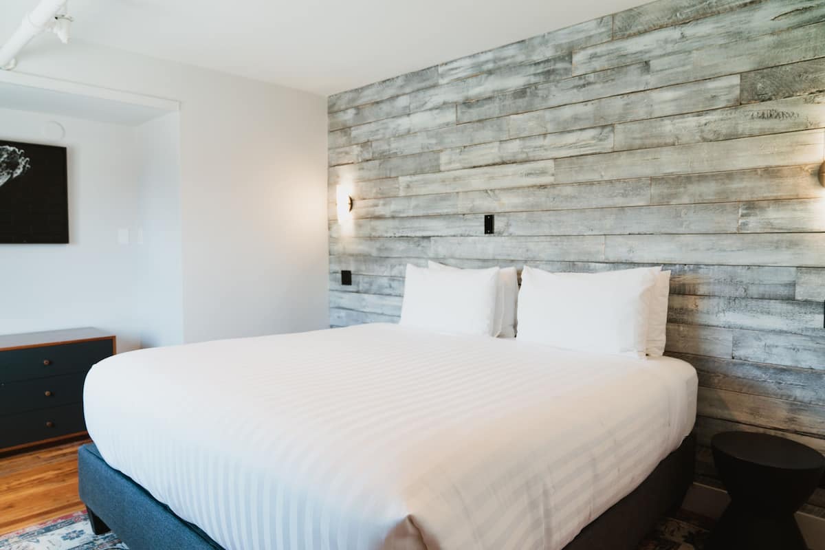 room, 1 king bed | free wifi, bed sheets