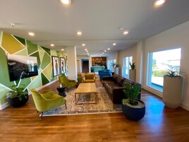 Área de estar no saguão