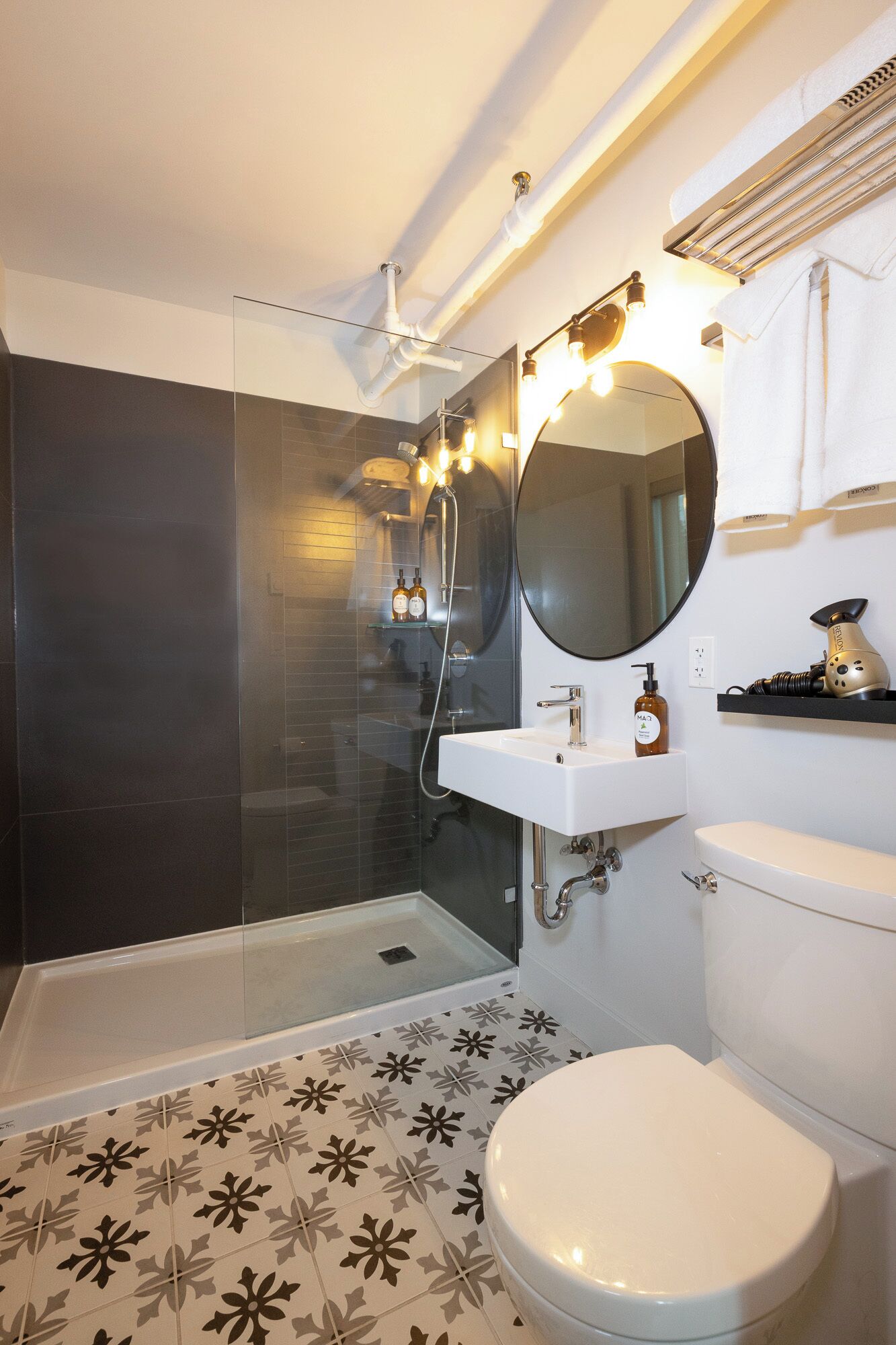 Eenvoudige kamer, 1 queensize bed | Badkamer | Een douche, milieuvriendelijke toiletartikelen, een haardroger