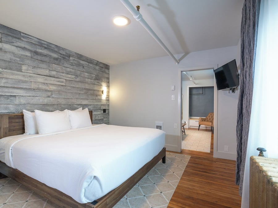 Basic Suite, 1 King Bed with Sofa bed | Free WiFi, bed sheets