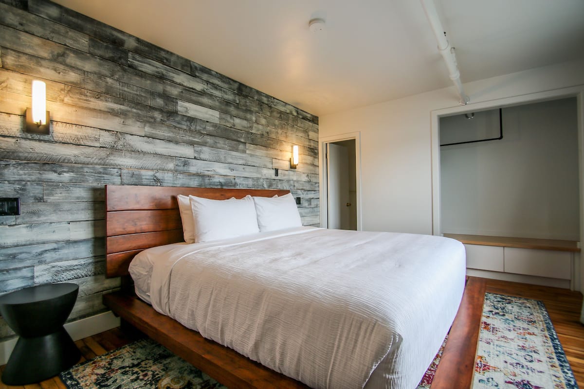 Basic Suite, 1 King Bed with Sofa bed | Free WiFi, bed sheets