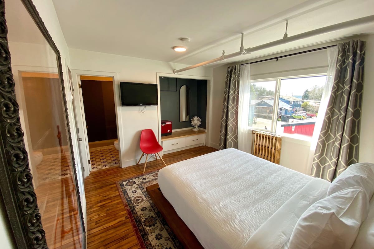 basic room, 1 queen bed | free wifi, bed sheets