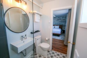 Dusj, miljøvennlige toalettsaker, hårføner og håndklær