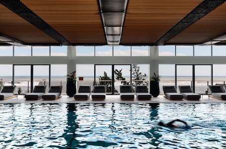 Una piscina techada, una piscina al aire libre de temporada