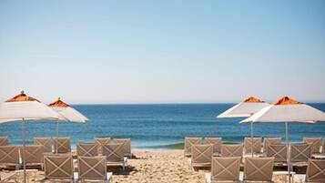 Aan een privéstrand, wit zand, strandhuisjes (toeslag), ligstoelen