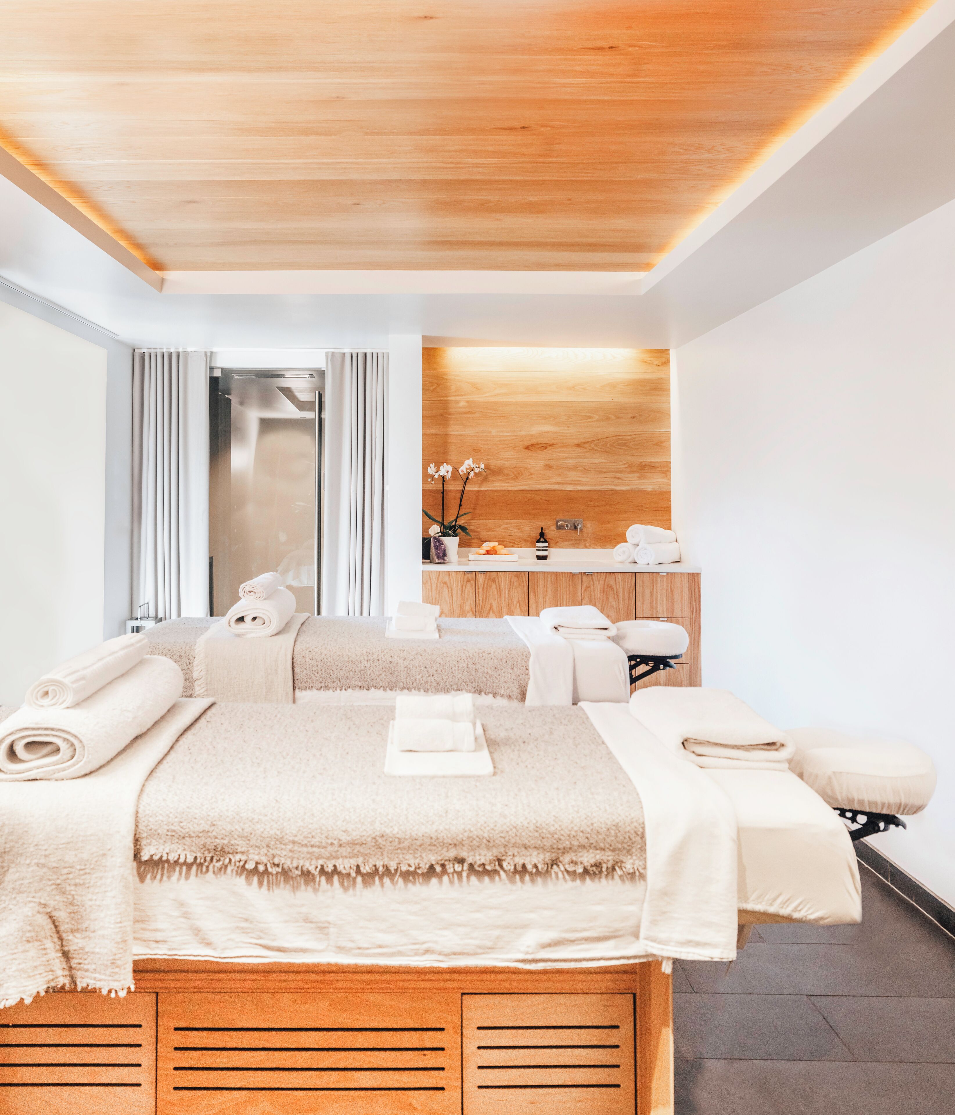 Couples treatment rooms, sauna, hot tub, steam room, body treatments