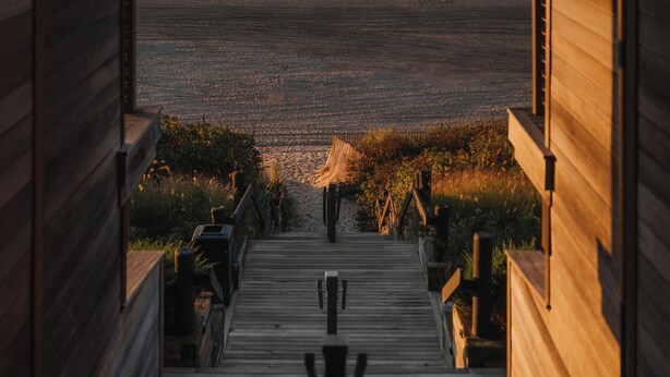 A wooden pathway leading to a beach with a view of the ocean. - Gurney's Montauk Resort & Seawater Spa (Montauk)