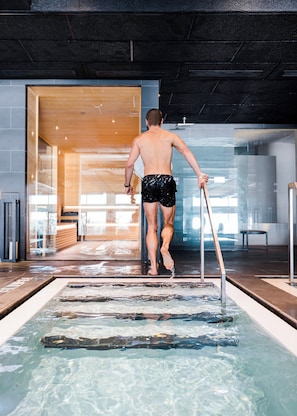 Indoor spa tub - Gurney's Montauk Resort & Seawater Spa (Montauk)