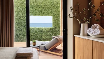 Couples treatment rooms, sauna, hot tub, steam room, body treatments