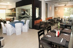 Se sirven desayunos, almuerzos y cenas; cocina internacional