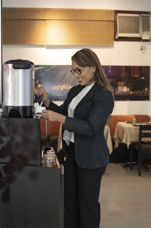 朝食、ランチ、ディナーに営業
