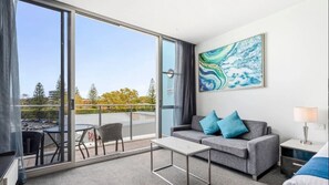 Escritorio y espacio para trabajar con laptop 