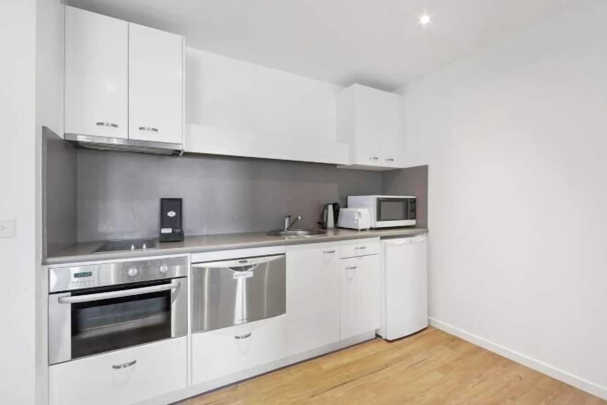 Private kitchen | Fridge, microwave, stovetop, dishwasher