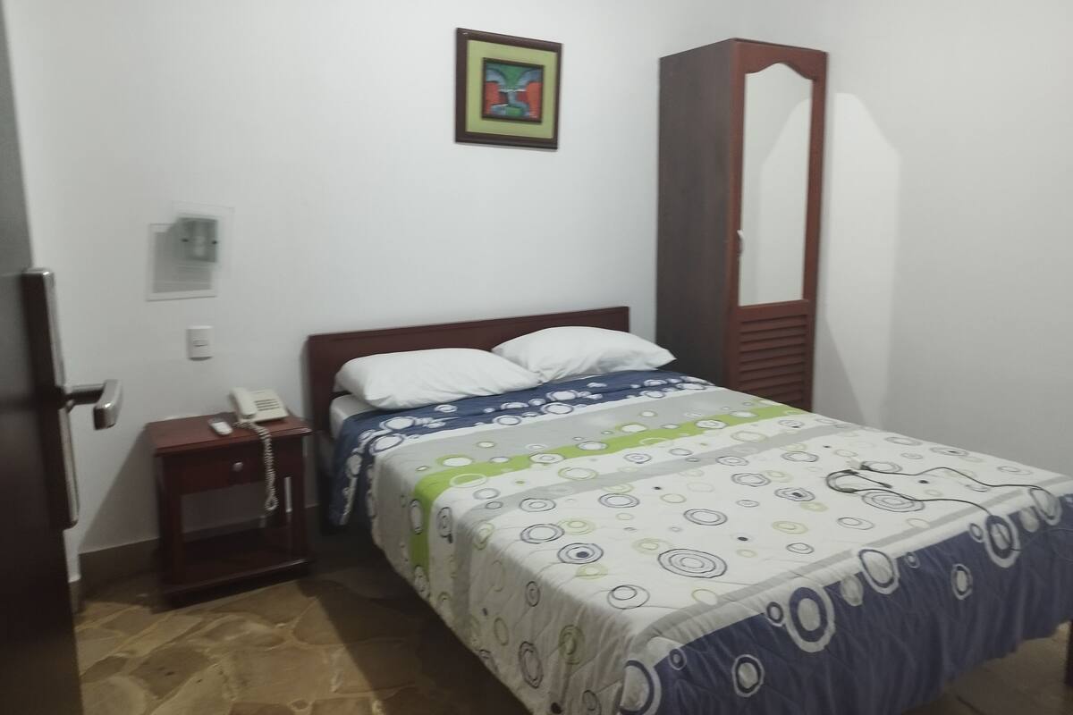 3 bedrooms, Egyptian cotton sheets, down duvets, pillow-top beds