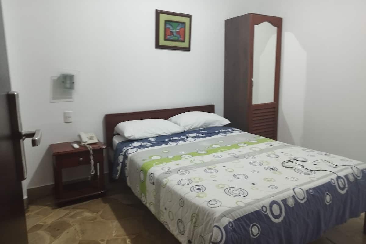 3 bedrooms, Egyptian cotton sheets, down duvets, pillow-top beds