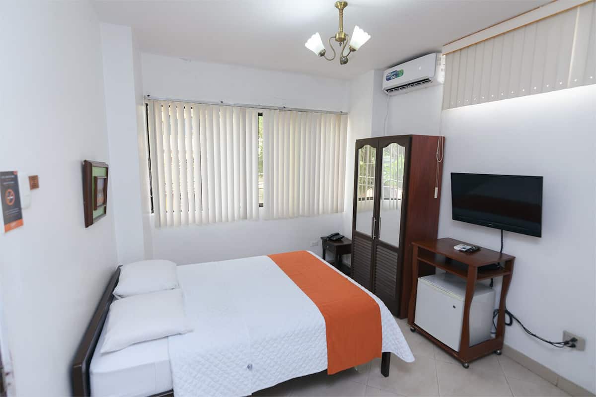 3 bedrooms, Egyptian cotton sheets, down duvets, pillow-top beds