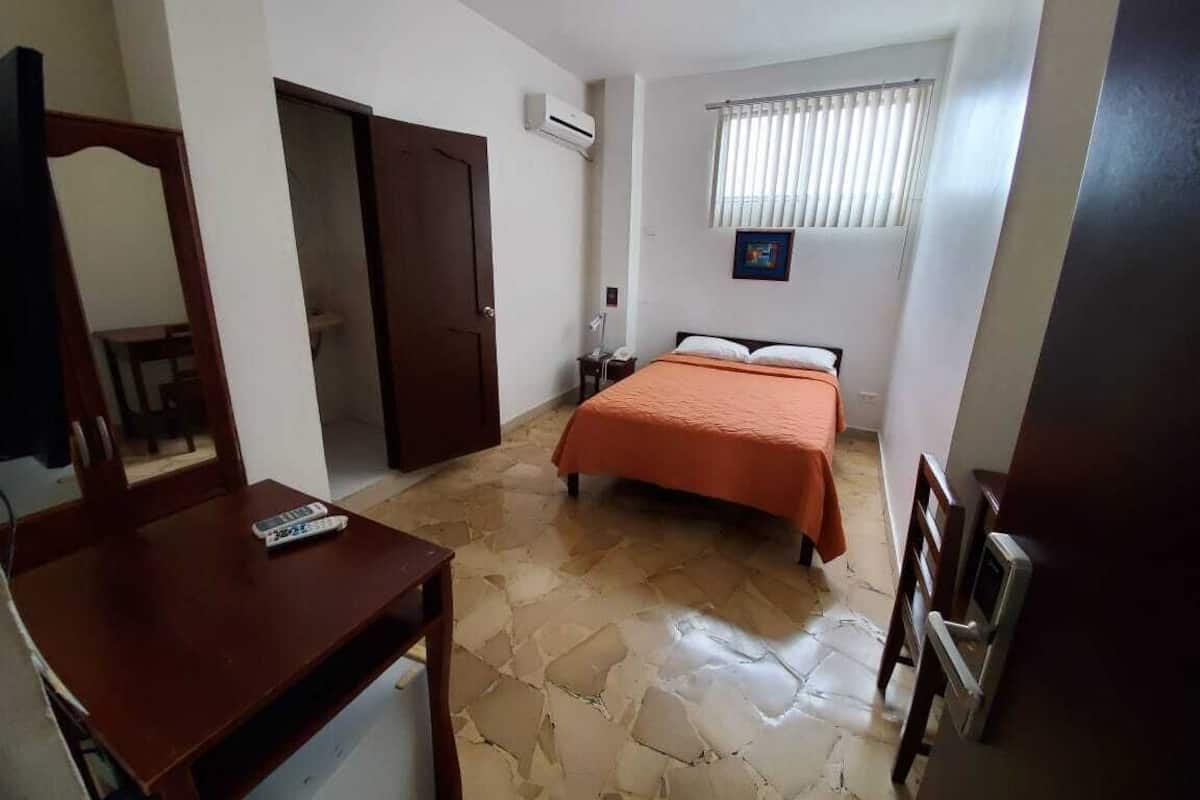 3 bedrooms, Egyptian cotton sheets, down duvets, pillow-top beds
