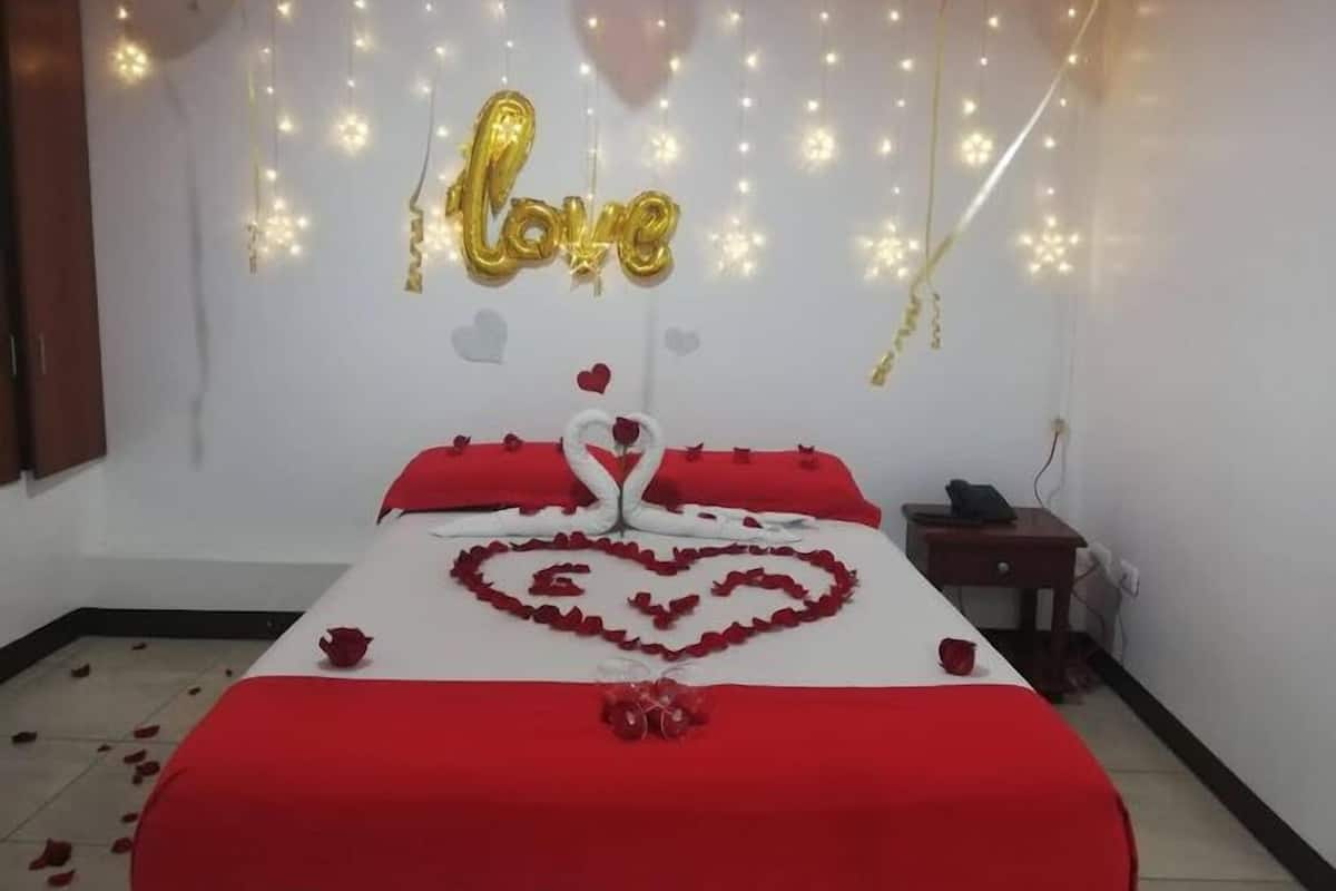 3 bedrooms, Egyptian cotton sheets, down duvets, pillow-top beds