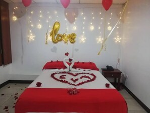 Romantic Room, 1 Bedroom | 3 bedrooms, Egyptian cotton sheets, down comforters, pillowtop beds - Hotel de Alborada (Guayaquil)