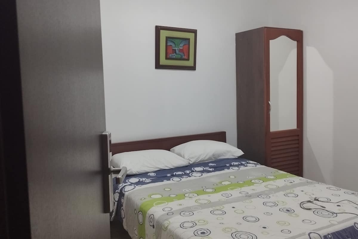 3 bedrooms, Egyptian cotton sheets, down duvets, pillow-top beds