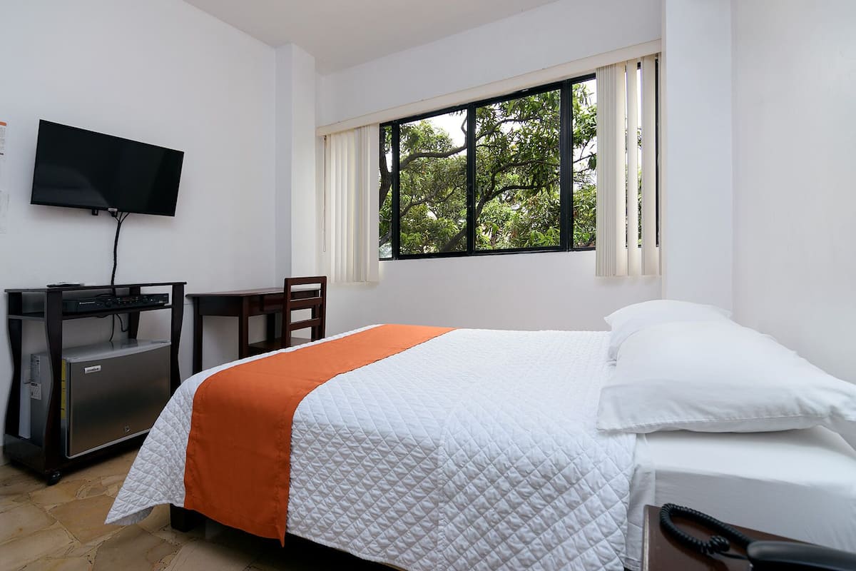3 bedrooms, Egyptian cotton sheets, down duvets, pillow-top beds