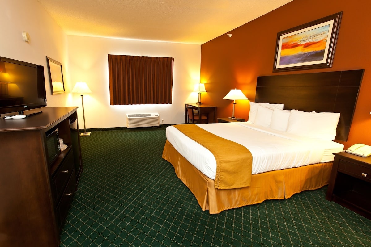 Desk, iron/ironing board, free rollaway beds, free WiFi