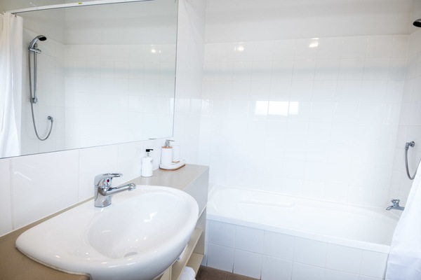 Exclusive Studio, 2 Queen Beds | Bathroom | Combined shower/tub, free toiletries, hair dryer, bathrobes