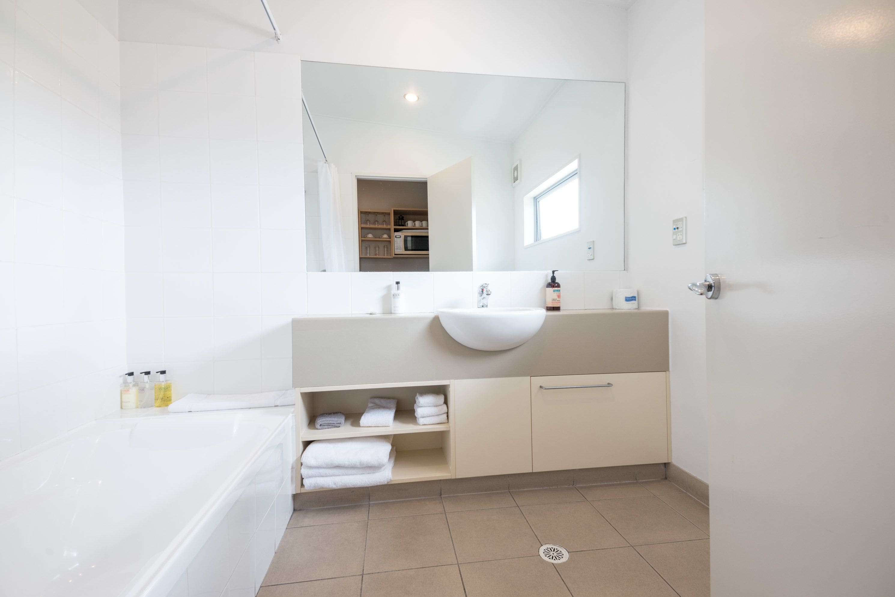 Comfort Triple Studio | Bathroom | Combined shower/tub, free toiletries, hair dryer, bathrobes
