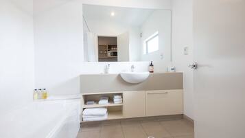 Comfort Triple Studio | Bathroom | Combined shower/tub, free toiletries, hair dryer, bathrobes