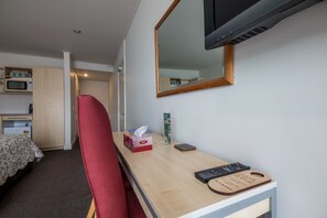 In-room safe, desk, iron/ironing board, free WiFi - The Westhaven Motel (Fox Glacier)