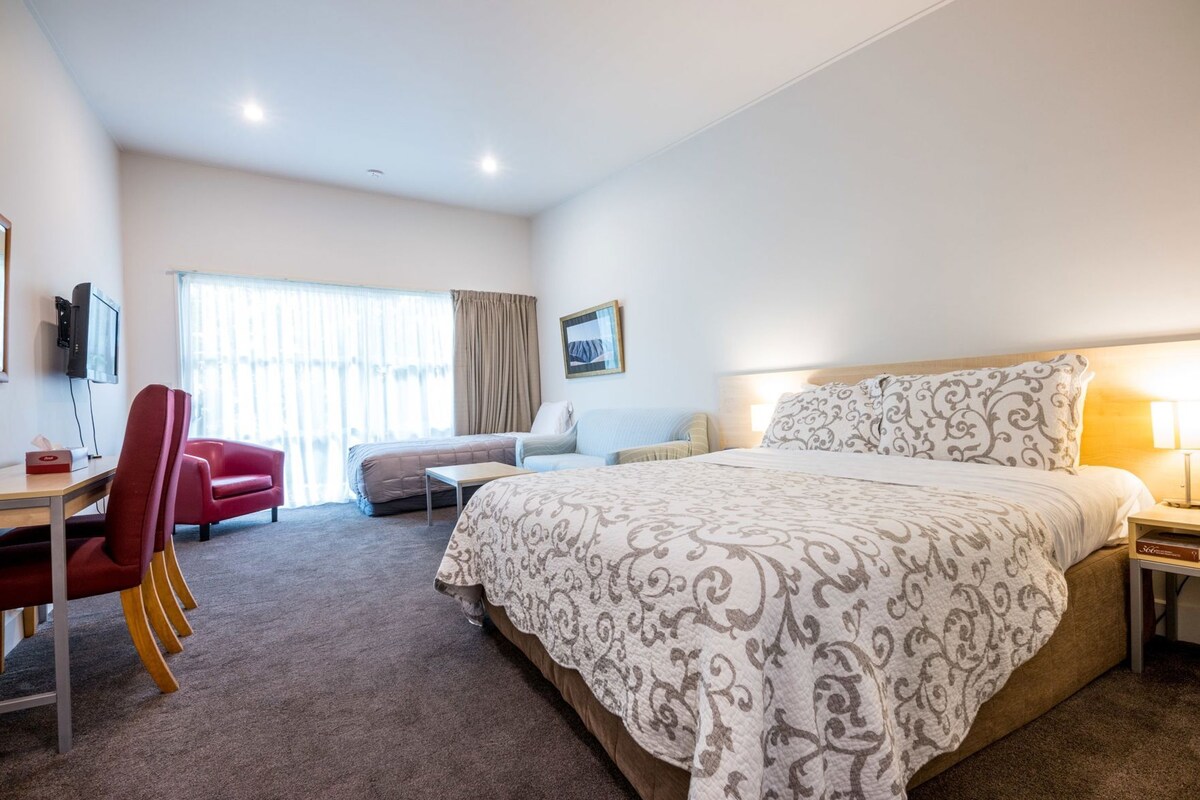 In-room safe, desk, iron/ironing board, free WiFi