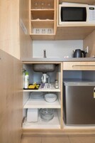 行政开间, 1 张特大床 | 私人简易厨房 | 冰箱、微波炉、茶具/咖啡用具、电热水壶