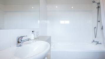 Executive King Studio | Bathroom